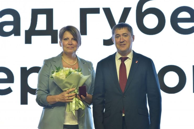 Заместитель директора опытного завода «ОДК-Авиадвигатель» Елена Онянова получила награду от губернатора края