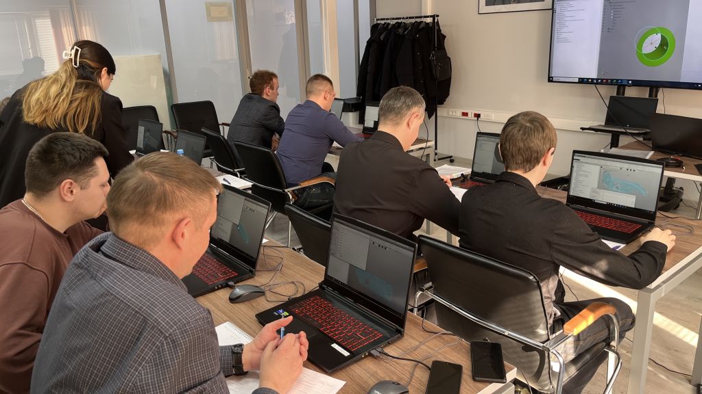 Восемь инженеров конструкторов российских предприятий изучили в ЦАТ ОДК работу в отечественном ПО