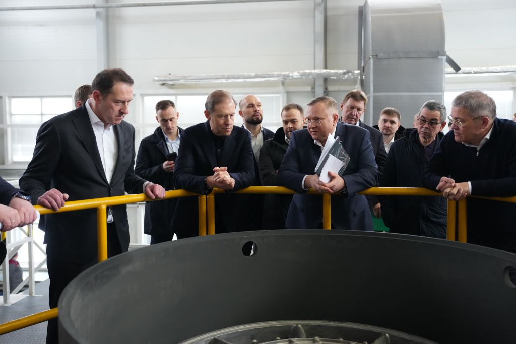 Денис Мантуров ознакомился с новыми производственно-технологическими возможностями.JPG