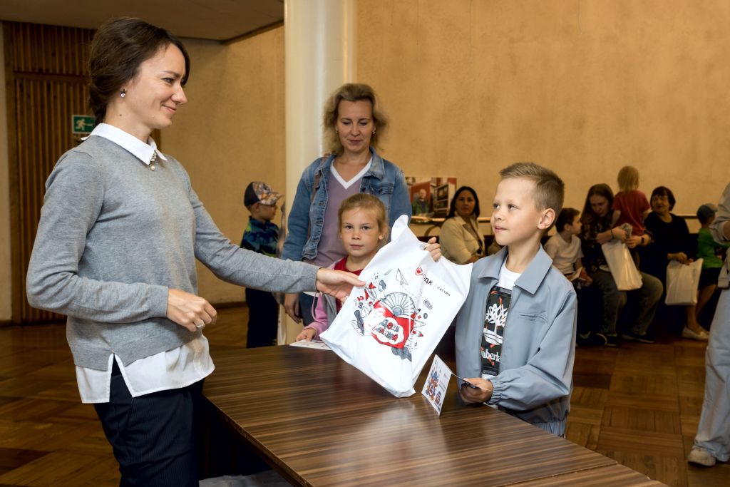 3_На празднике первоклассники получили подарки от предприятия.jpg 3_На празднике первоклассники получили подарки от предприятия.jpg