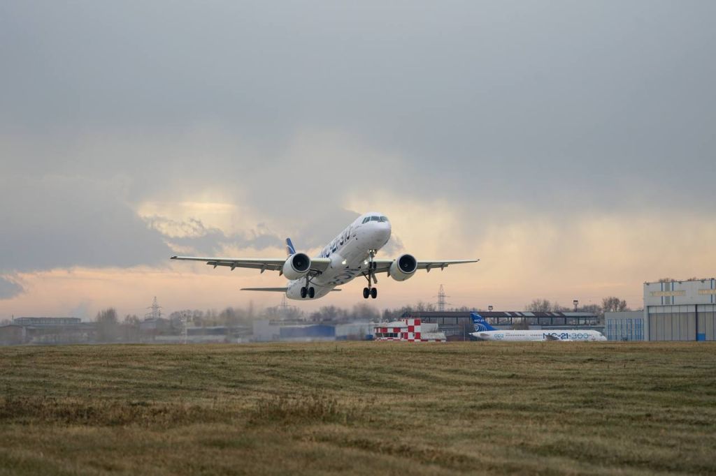 Второй импортозамещенный образец самолета МС-21-310 с двигателями ПД-14 впервые поднялся в небо ©ОАК Полет опытного образца самолета МС-21-310 с двигателями ПД-14 впервые поднялся в небо.jpeg