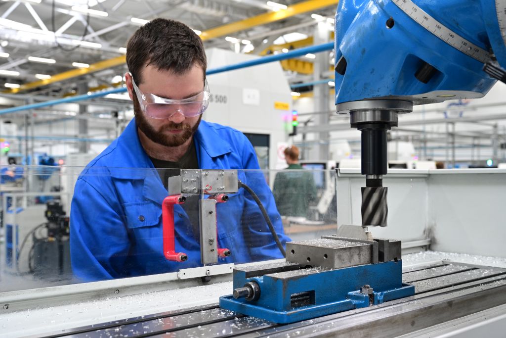 Ученик ПУЦ за работой на фрезерном станке.JPG