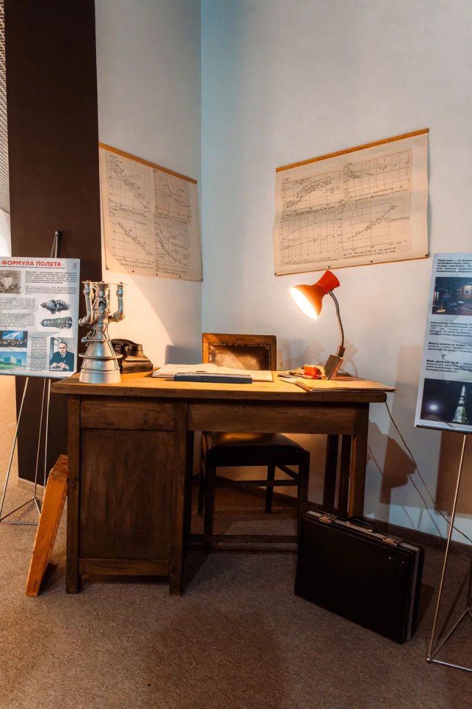 Выставка представляет собой реконструкцию рабочего места советского конструктора.JPG