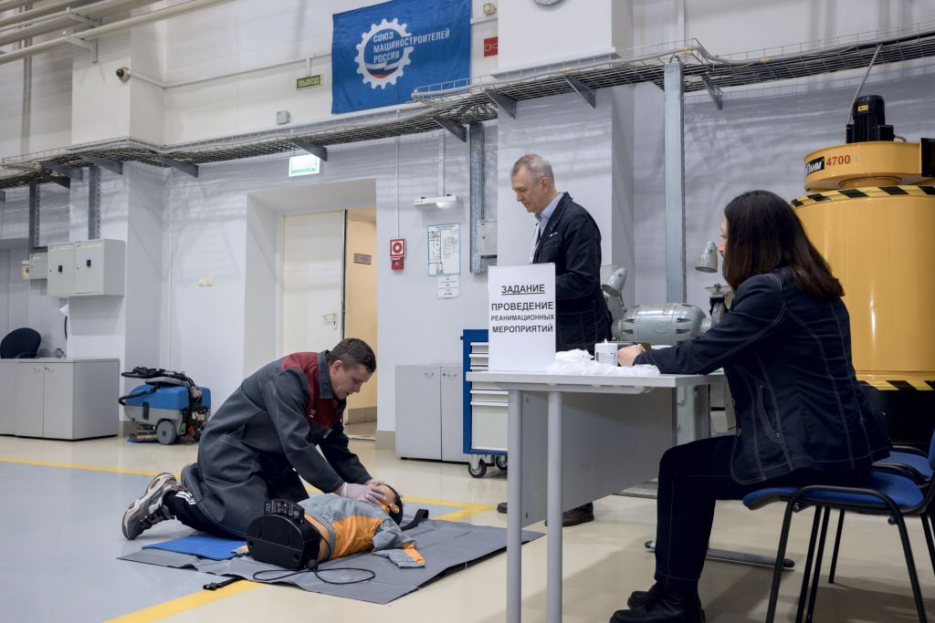 Демонстрирация техники проведение сердечно-легочной реанимации на роботе-тренажере.jpg