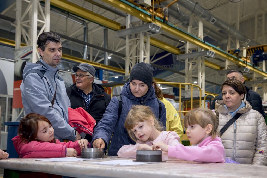 4_В ремонтном цехе.jpg 4_В ремонтном цехе.jpg