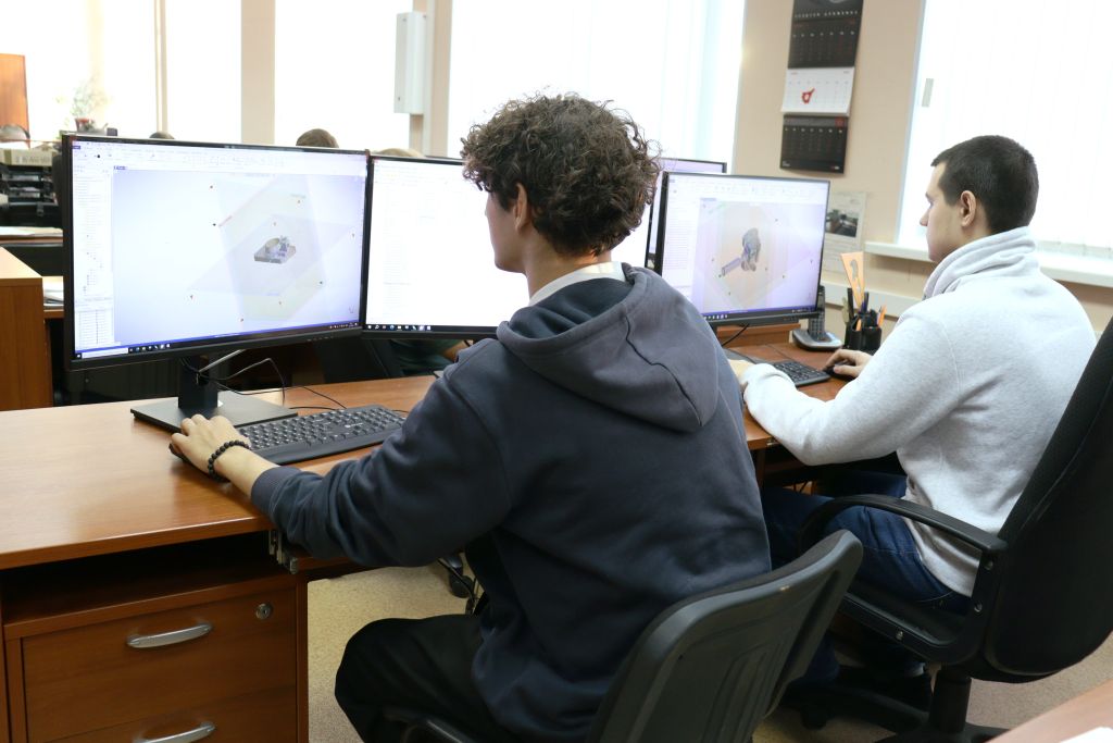 Второкурсники трека за выполнением практического задания.JPG