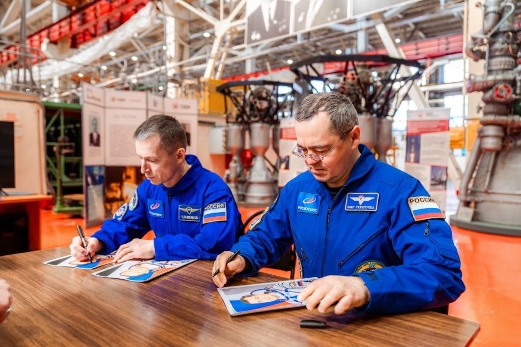 Летчики-космонавты оставили на память свои автографы.jpg