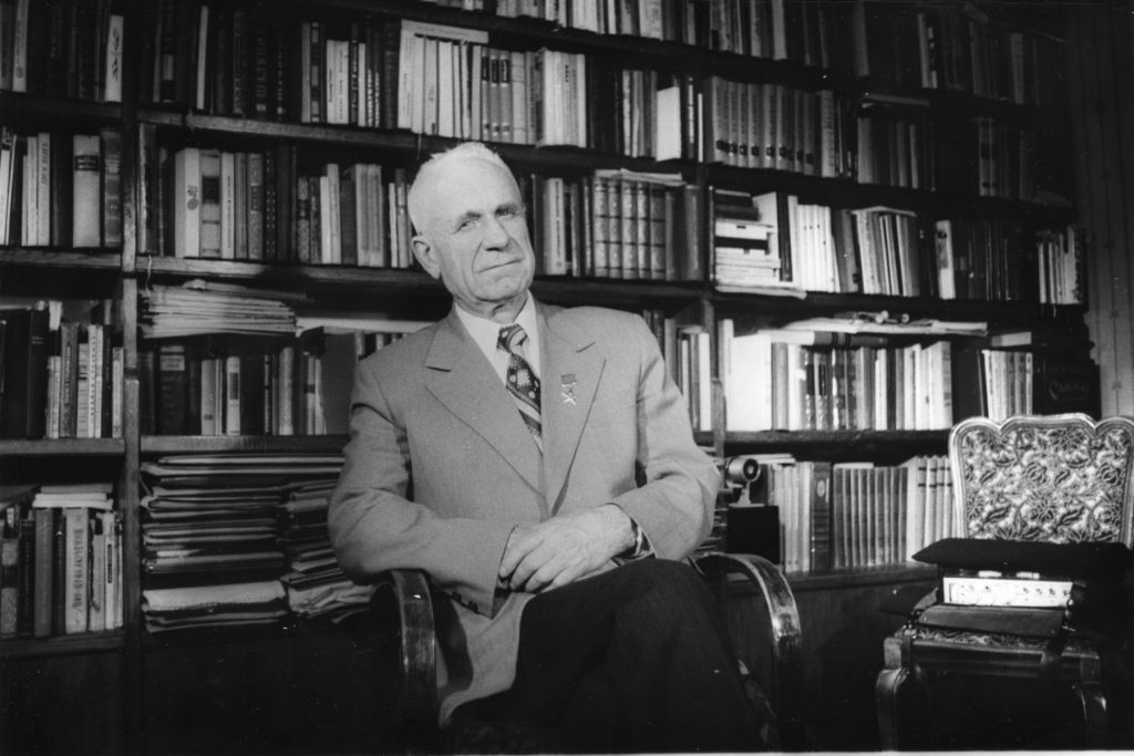 Конструктор авиационных двигателей Архип Люлька в домашней библиотеке Архип Люлька в домашней библиотеке