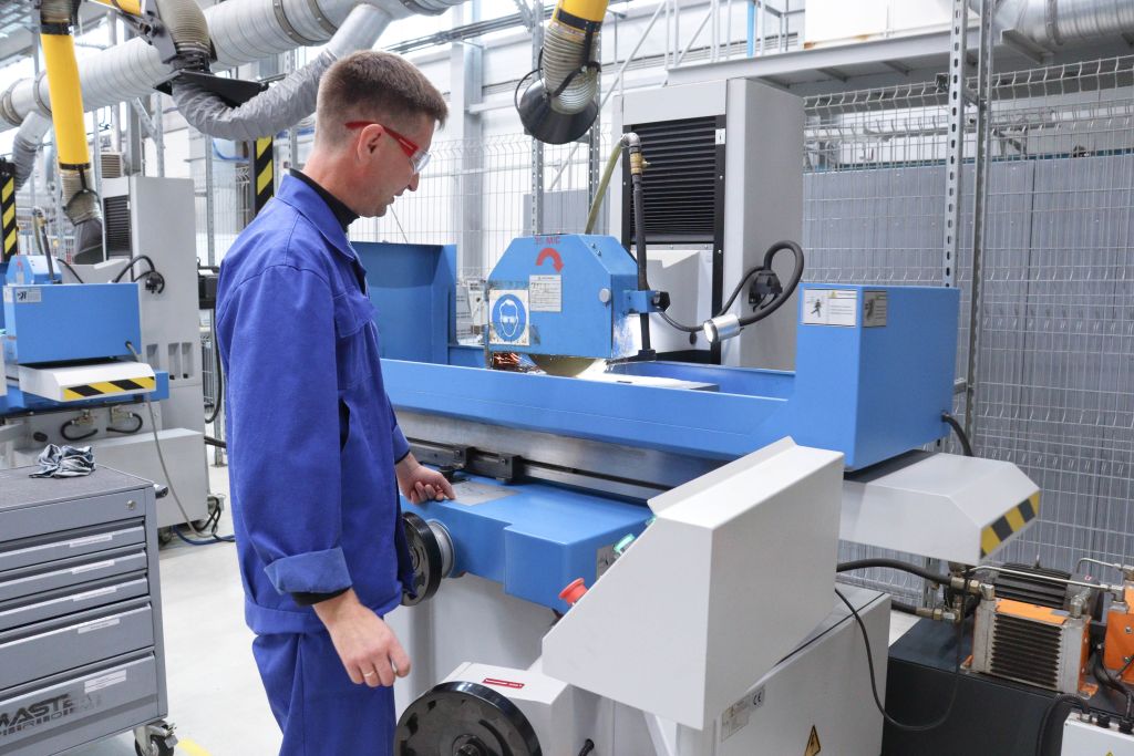 Ученик ПУЦ выполняет практическое задание на плоскошлифовальном станке.jpg