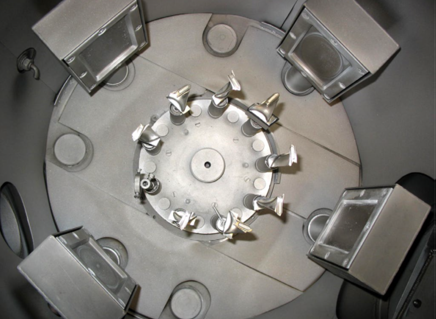 На НФМЗ нанесение напыления на лопатки проводится на установке отечественного производства.png