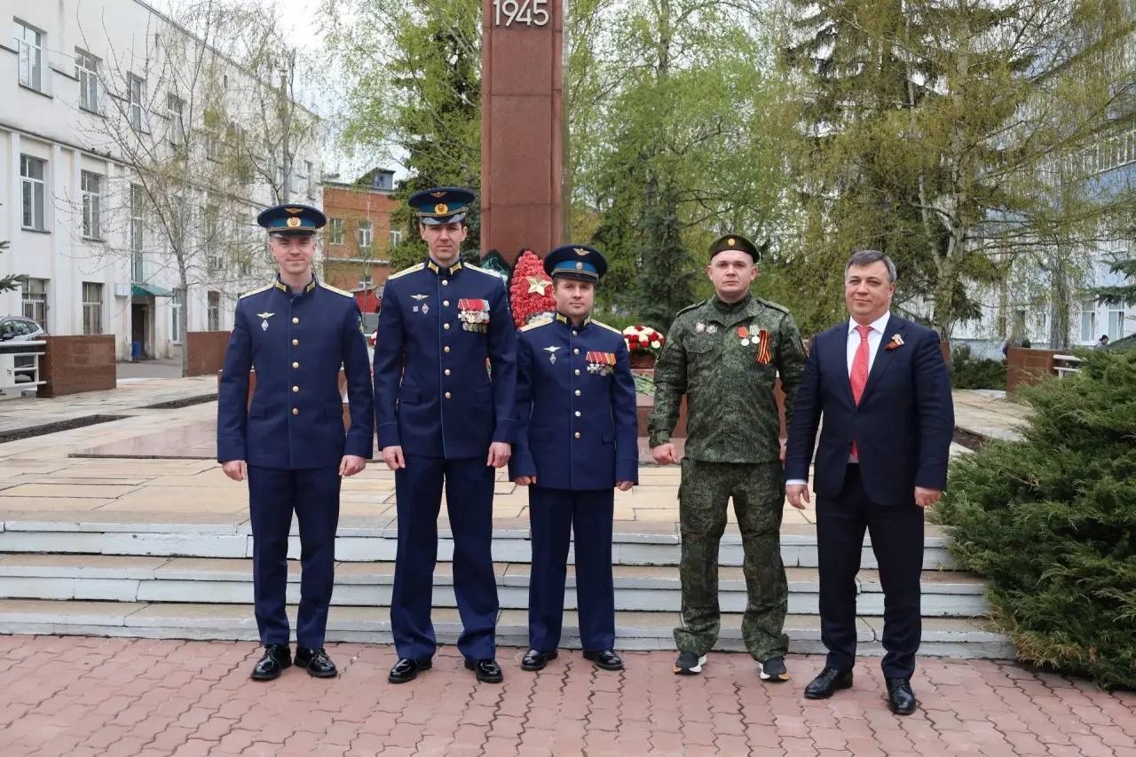 Летчики АГВП «Русские Витязи», ветеран СВО Михаил Прокопенко и управляющий директор ОДК-Салют Алексей Громов