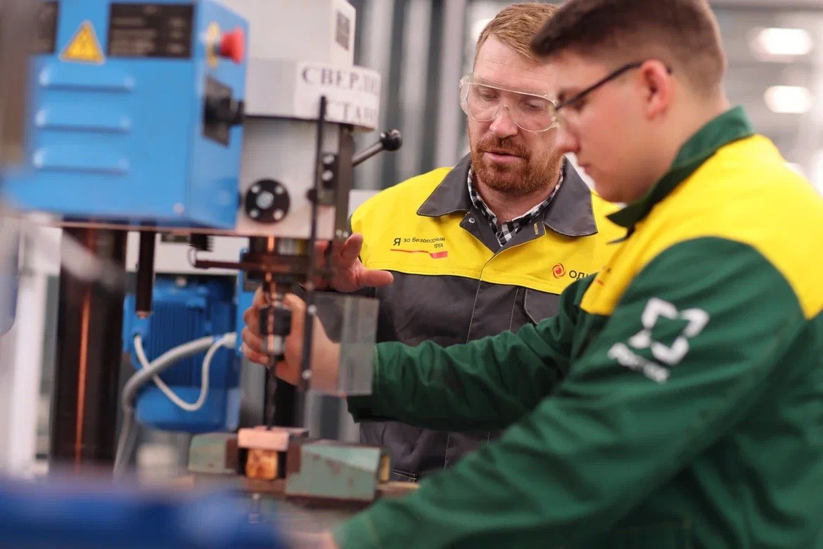 На ПК «Салют» студенты получили специальность помощника мастера производственного обучения