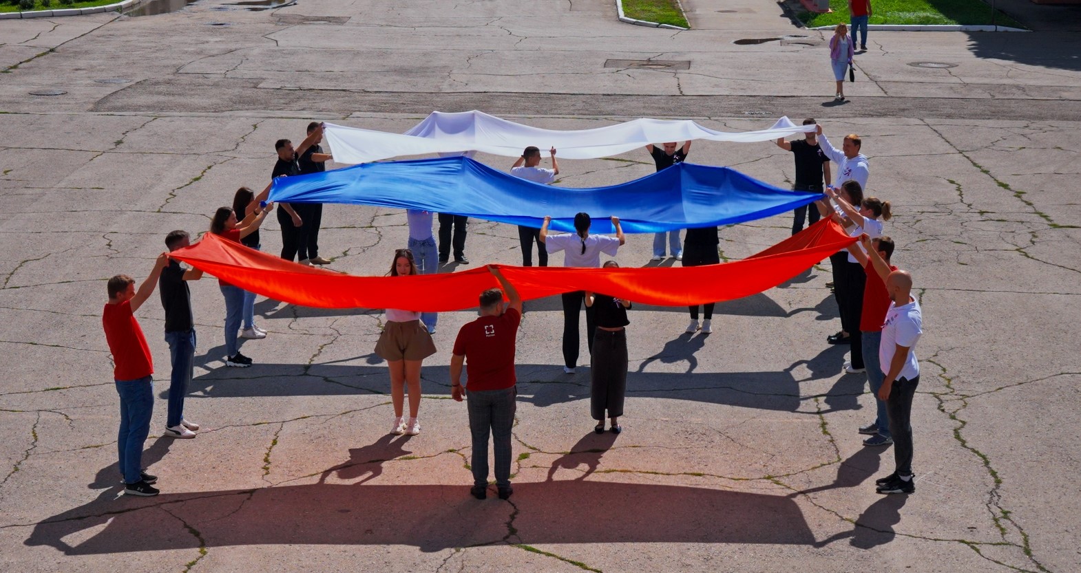 Молодежь ОДК-Кузнецов провела флешмоб в День флага России