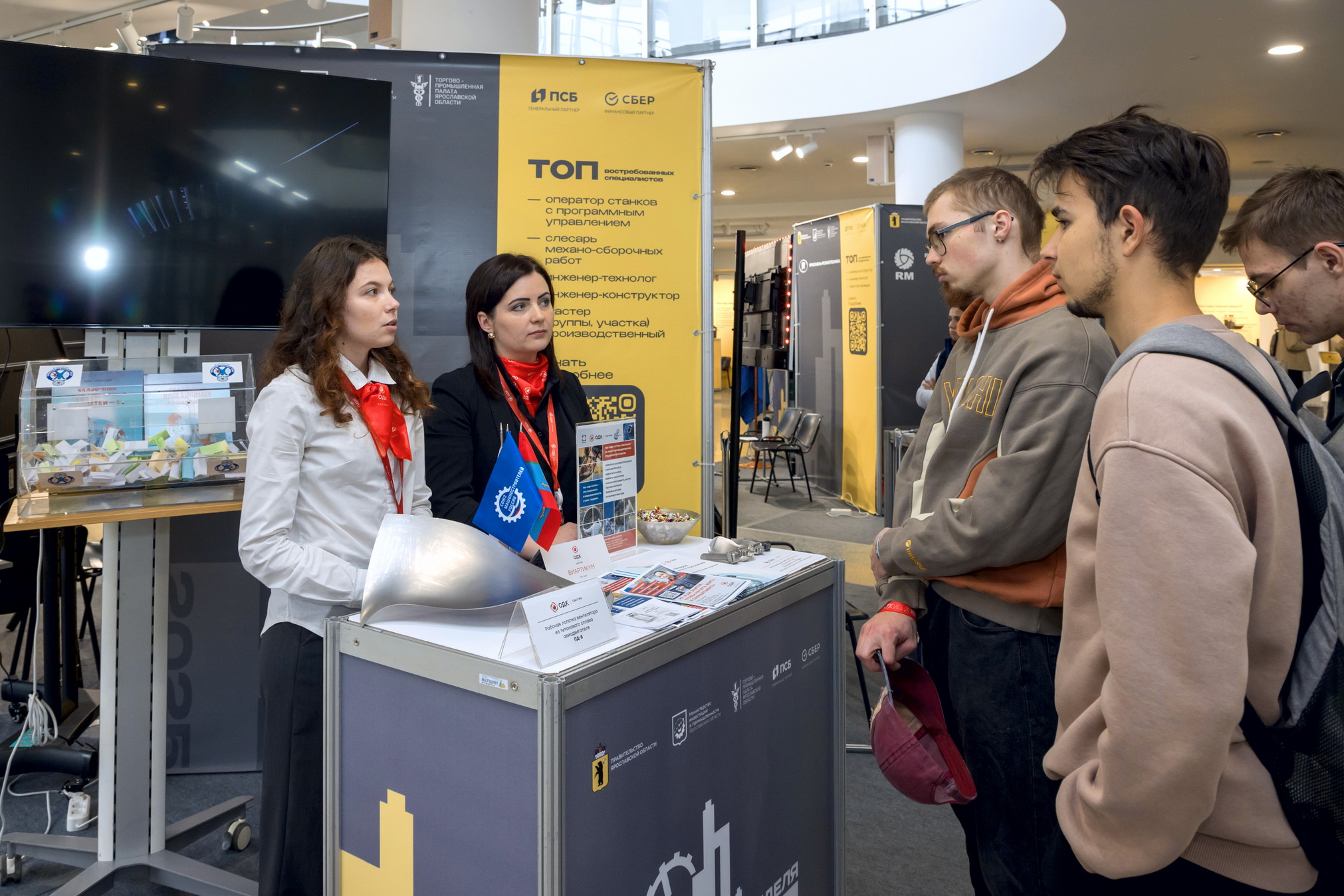 ОДК-Сатурн продемонстрировал лопатки авиадвигателя ПД-8 на Неделе промышленности 