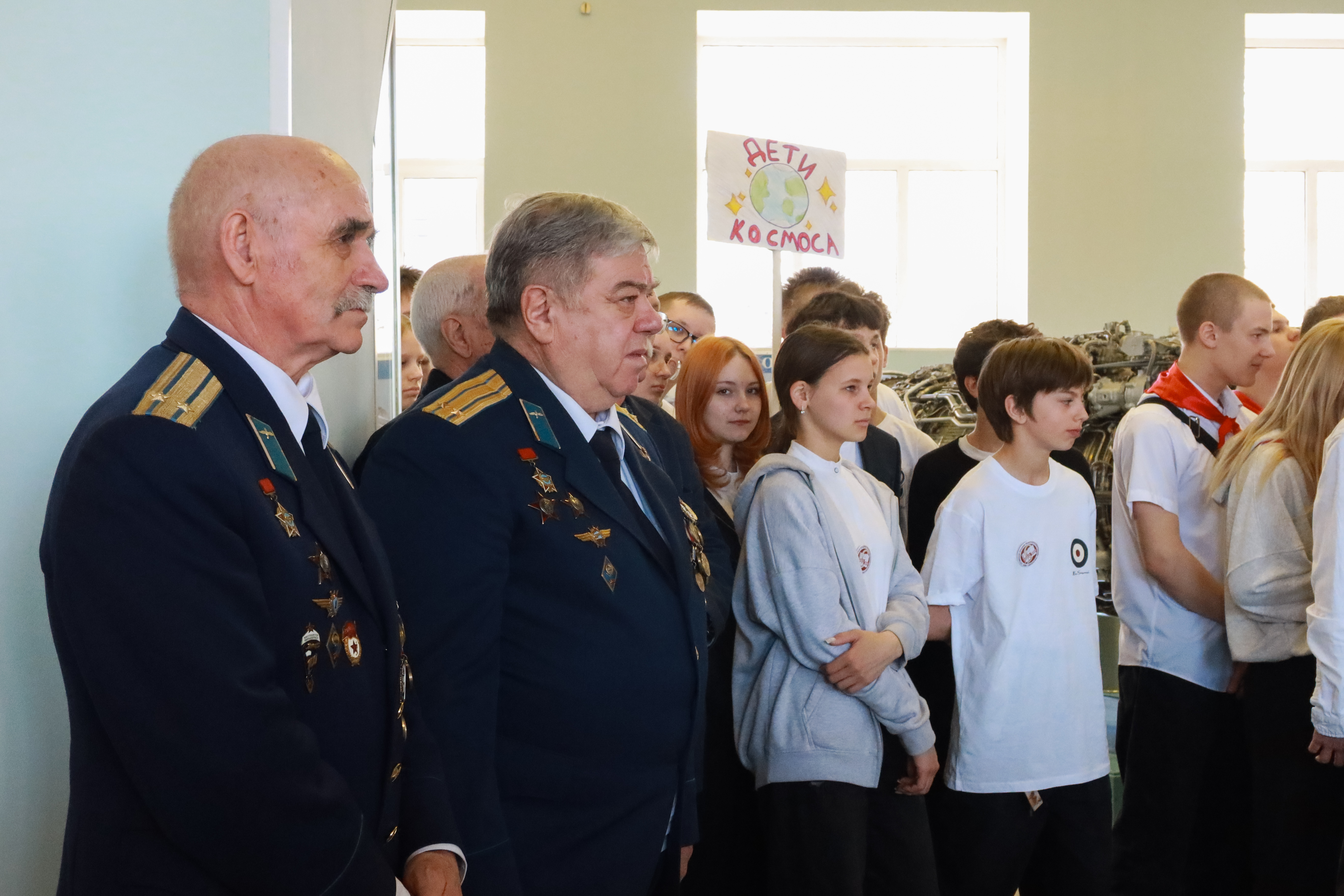 Почетные гости и школьники в музее ОДК-Сервис